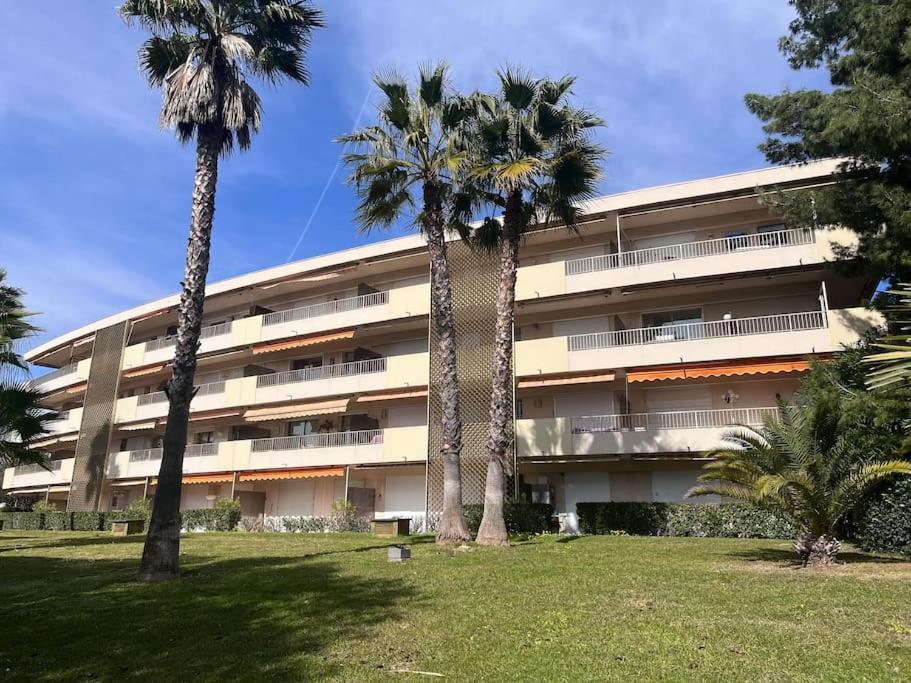 Appartement Avec Terrasse, Vue Jardin Et Piscine Antibes Exterior photo