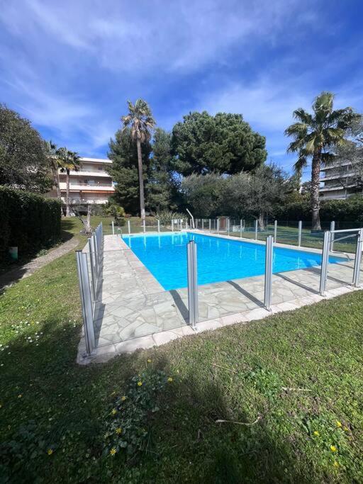 Appartement Avec Terrasse, Vue Jardin Et Piscine Antibes Exterior photo