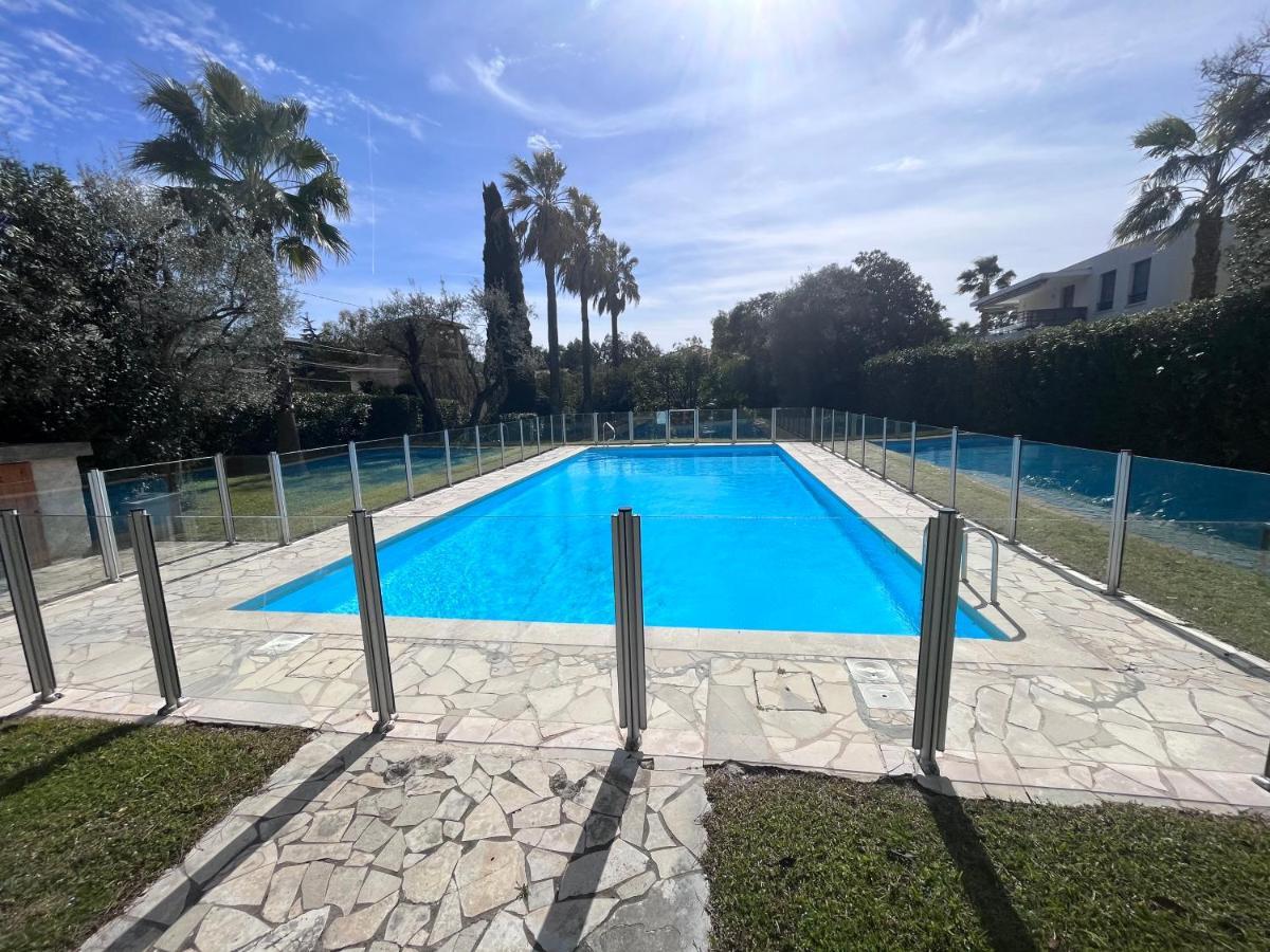 Appartement Avec Terrasse, Vue Jardin Et Piscine Antibes Exterior photo